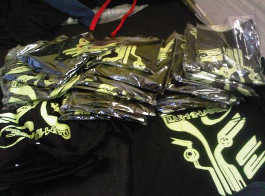 JUAL OBRAL KAOS SISA PRODUKSI (SABLON GLOW IN THE DARK)-BANDUNG