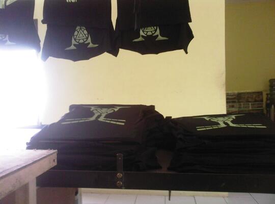 JUAL OBRAL KAOS SISA PRODUKSI (SABLON GLOW IN THE DARK)-BANDUNG