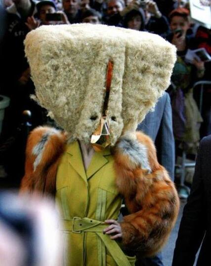 Ini Dia Kostum Terkonyol Lady Gaga