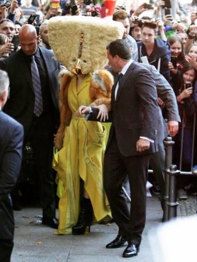 Ini Dia Kostum Terkonyol Lady Gaga