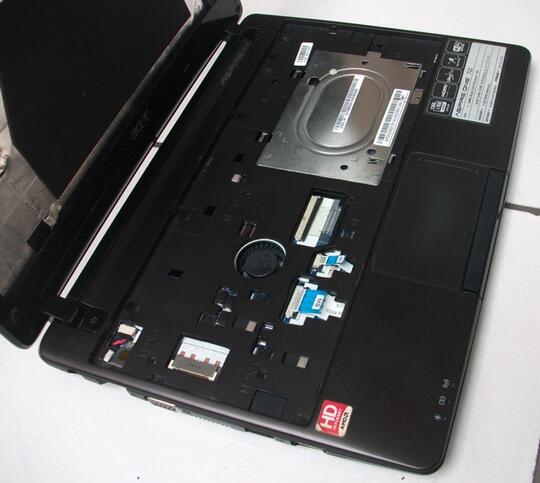 Part Acer One 722, utk gantiin yg rusak. LCD keyboard casing batre charger pretelan.