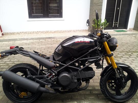 Terjual DUCATI MONSTER 400 FULLBLACK 