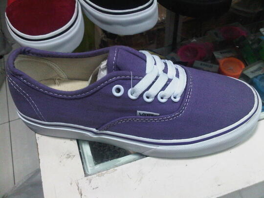 vans authentic ungu