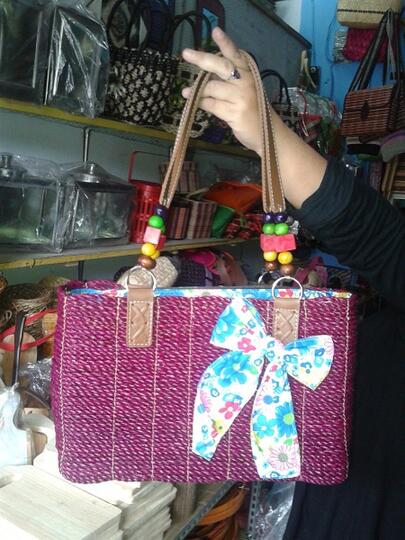 Tas kerajinan tangan khas Rajapolah tasikmalaya
