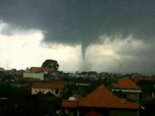 Angin Puting Beliung Terjang Denpasar Kaskus