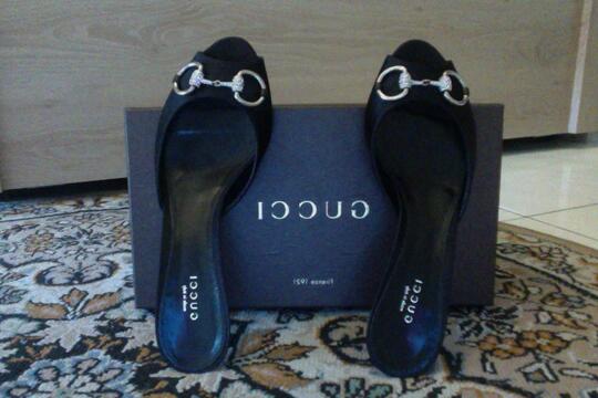 sandal merk gucci