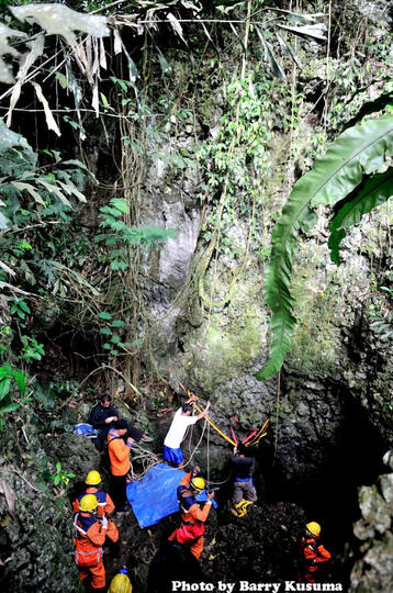 Menikmati Wisata Caving & Menjelajah Gua Buniayu.
