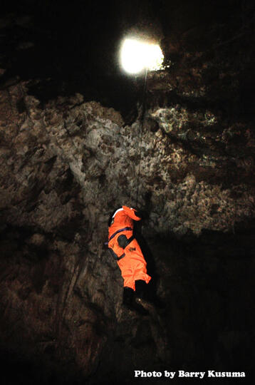 Menikmati Wisata Caving & Menjelajah Gua Buniayu.