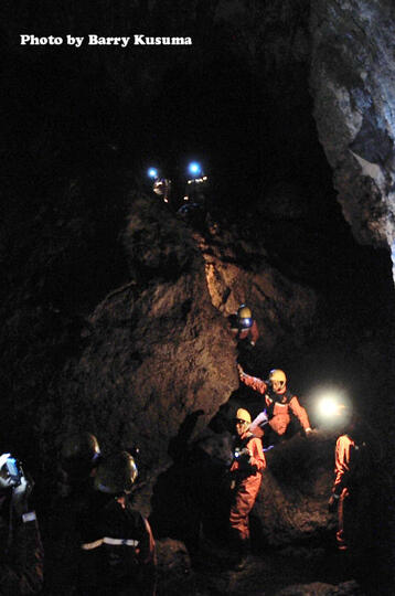 Menikmati Wisata Caving & Menjelajah Gua Buniayu.