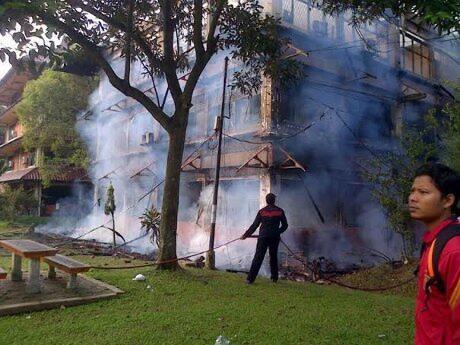 Gedung FISIP UI KEBAKARAN