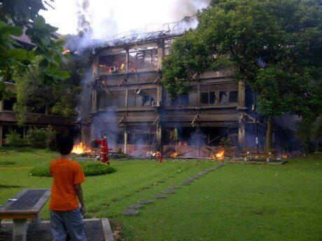 Gedung FISIP UI KEBAKARAN