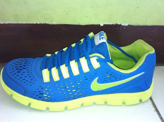 Sepatu Nike Runner