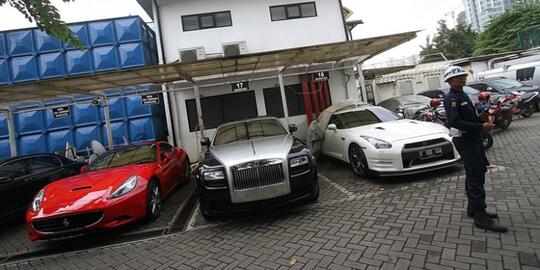 Parkiran KPK bak Showroom mobil mewah sitaan KPK dari TubagusChaeri Wardana (Wawan)