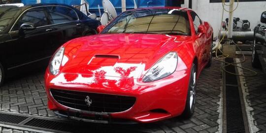 Parkiran KPK bak Showroom mobil mewah sitaan KPK dari TubagusChaeri Wardana (Wawan)
