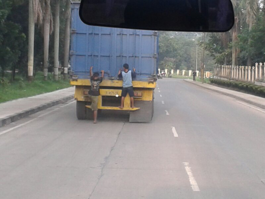 Entah Dimana Akal Sehat Dua Bocah Ini - Ngeri gan!!!
