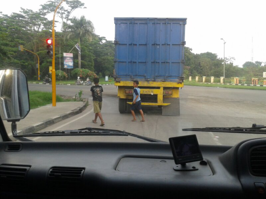 Entah Dimana Akal Sehat Dua Bocah Ini - Ngeri gan!!!