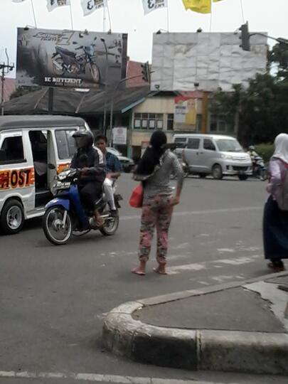 akhirnya gan,Pengemis penipu ini ane foto (+PICT)