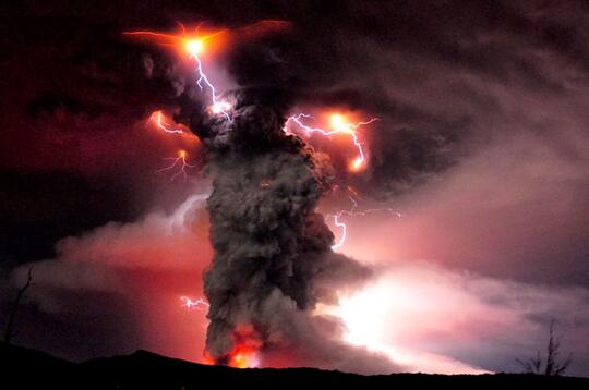 Petir Vulkanik ( Volcanic Lightning )