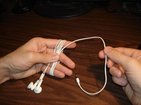 Tips Menggulung Earphone Supaya Agan Bisa Tetep Waras Pas Mau