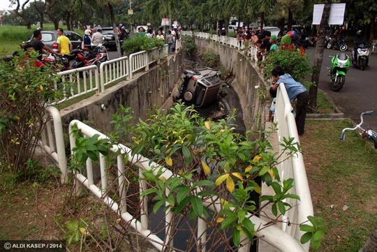 Breaking News! Suzuki Escudo "ditching" di Gorong-gorong Banjar Wijaya
