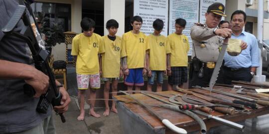 Bajingan Stres (Batres) Bacok Orang Sampe Jempolnya Putus!!!
