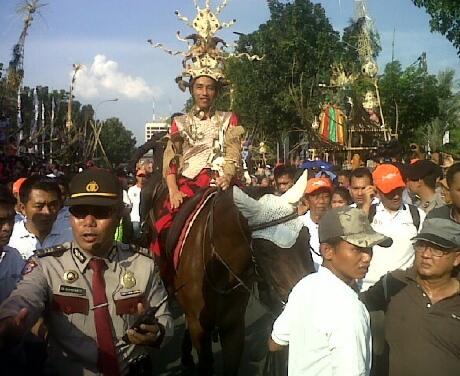 Gaya Capres Kita Saat Naik Kuda