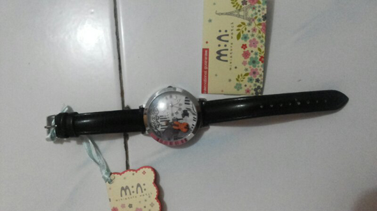 jam tangan cewe, dan hp cross f10... masuk dlu gan....