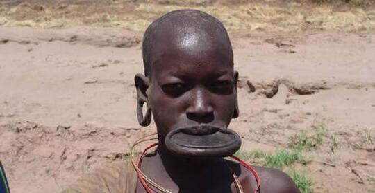 Mengenal Tradisi di Ethiopia, Semakin Lebar Bibir Wanita Semakin Dianggap Cantik