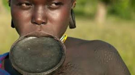 Mengenal Tradisi di Ethiopia, Semakin Lebar Bibir Wanita Semakin Dianggap Cantik