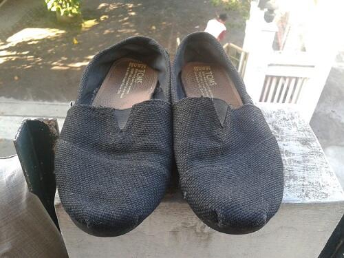 black burlap toms