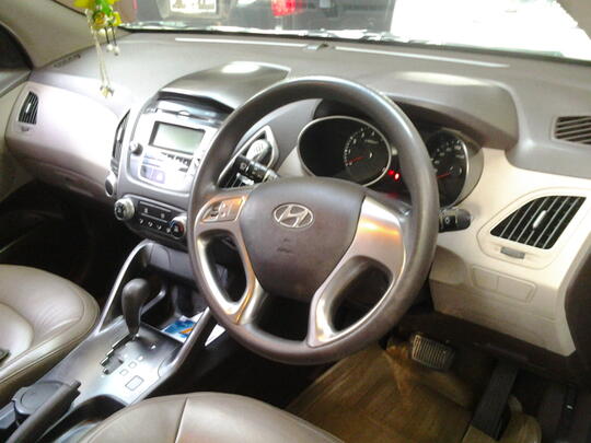 Di jual cepat HYUNDAI TUCSON 2.0 2WD AT