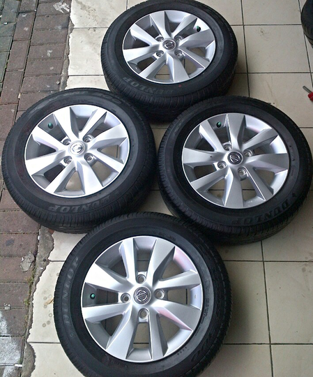 Terjual Velg OEM Nissan Grand Livina 2014 Ban Dunlop 