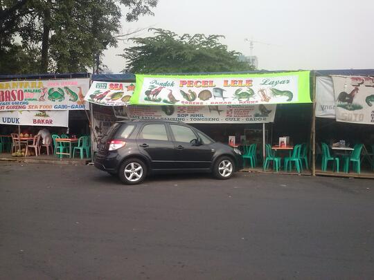 Pedagang Kaki Lima di Sekitaran Jakarta Fair Kemayoran yang Keterlaluan