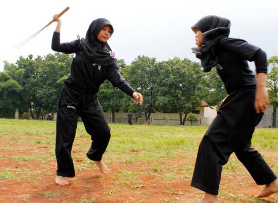 BERHENTI MEMANDANG SEBELAH MATA EKSKUL INI!!!