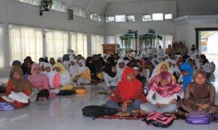 BERHENTI MEMANDANG SEBELAH MATA EKSKUL INI!!!