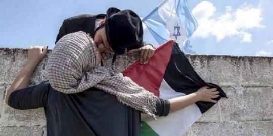 Umat Muslim Salat di Gereja di Gaza