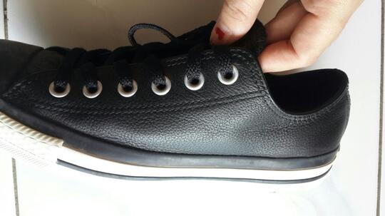 sepatu converse leather