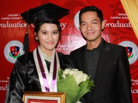 WISUDA itu identik dengan……..