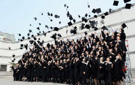 WISUDA itu identik dengan……..