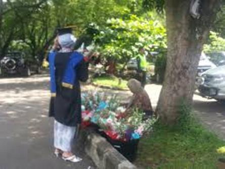 WISUDA itu identik dengan……..