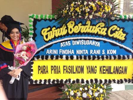 WISUDA itu identik dengan……..