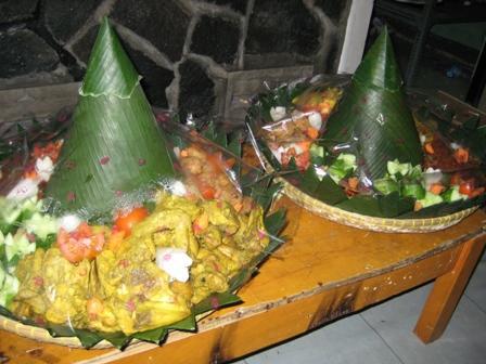 WISUDA itu identik dengan……..