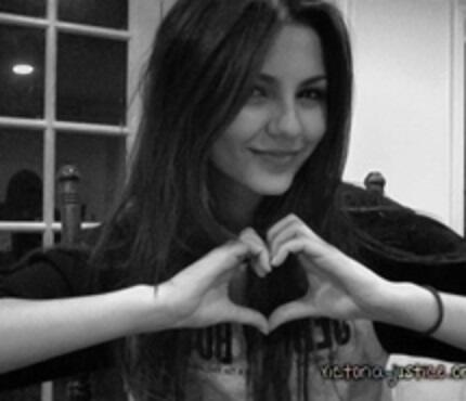 ARTIS CANTIK VICTORIA JUSTICE MERASA " SHOCK" ATAS TERSEBARNYA FOTO HOT