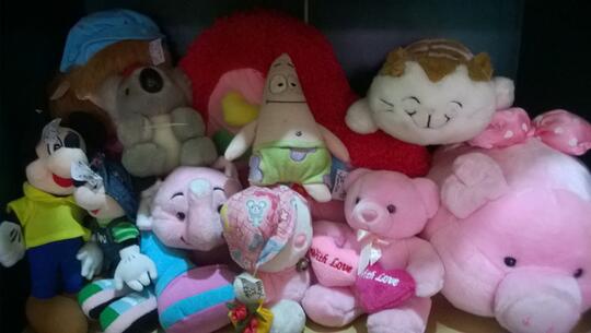 Jual Garage Sale Macam-macam Boneka dari koleksi saudari kondisi ok Murah.