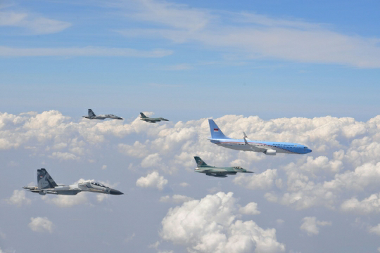 Aksi F 16 Sukhoi Tni Au Kawal Pesawat Jokowi Page 2 Kaskus