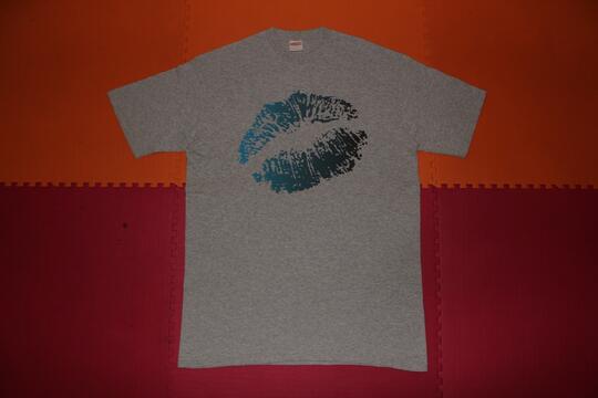 supreme kiss tee