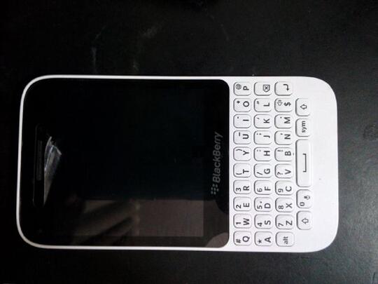 Blackberry Q5 – 8 GB – Putih fullset ori mulus - ex.cwe + bonus (nego)