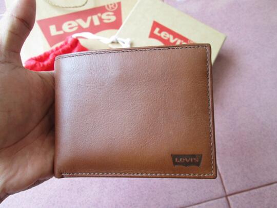 levi's brown leather wallet