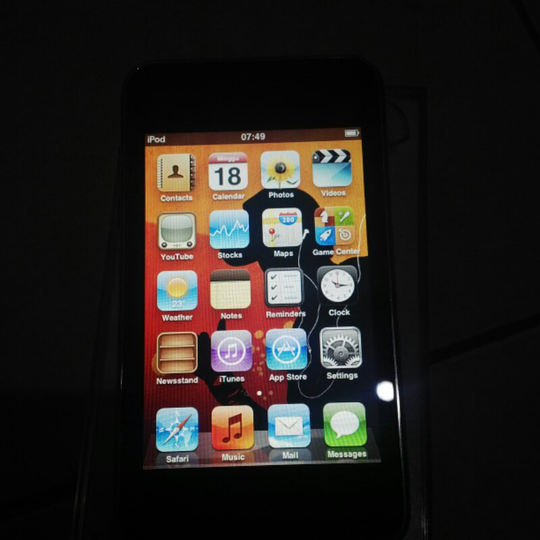 WTS ::::: IPOD Touch 3rd Gen, 32GB, cakeepp....