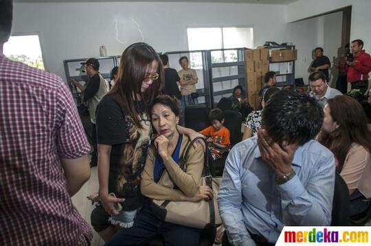 FOTO: Duka Keluarga Penumpang AirAsia QZ8501 di Juanda